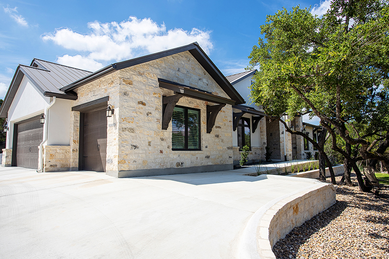 Modern Custom Home in John Newcombe Ranch – New Braunfels